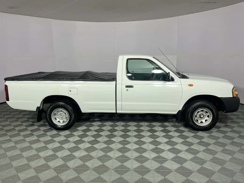 Nissan Np300 Hardbody 2.0i  - Image 2