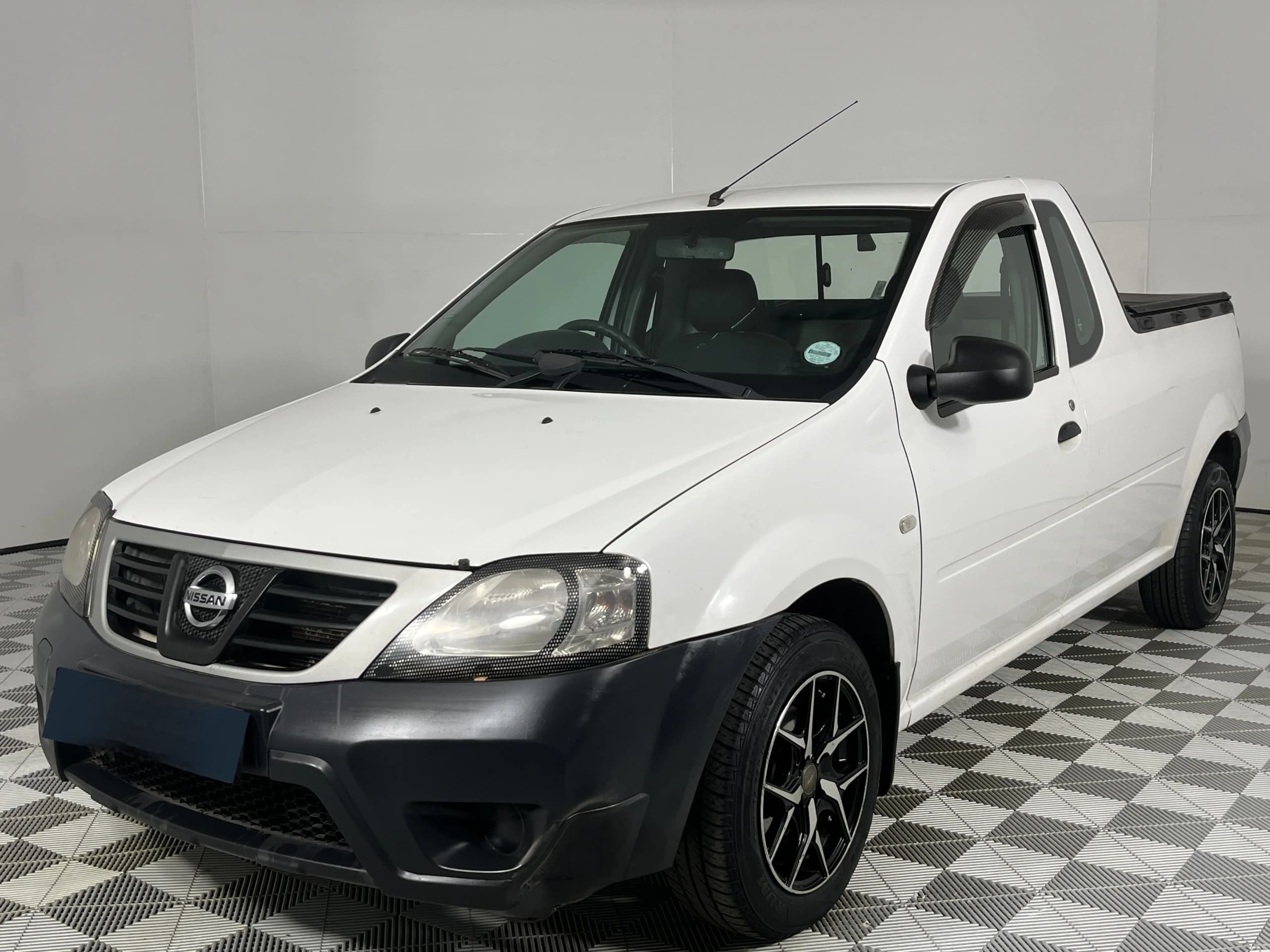 Nissan Np200